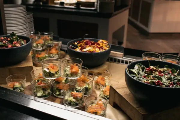 Ein Buffet-Tisch mit Essen in Gläsern.