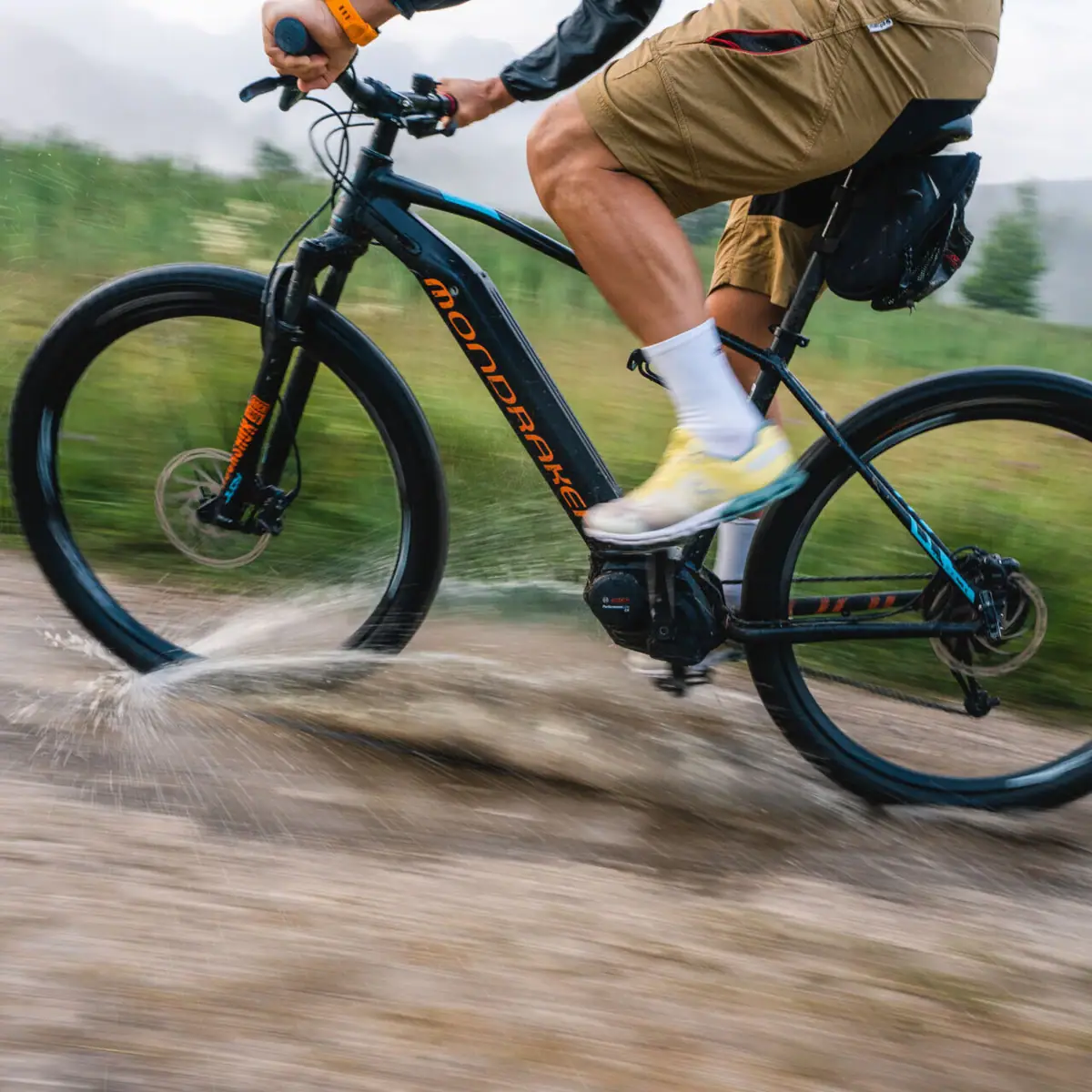 Mountainbiken Eine Person fährt mit einem Mountainbike durch eine Pfütze..