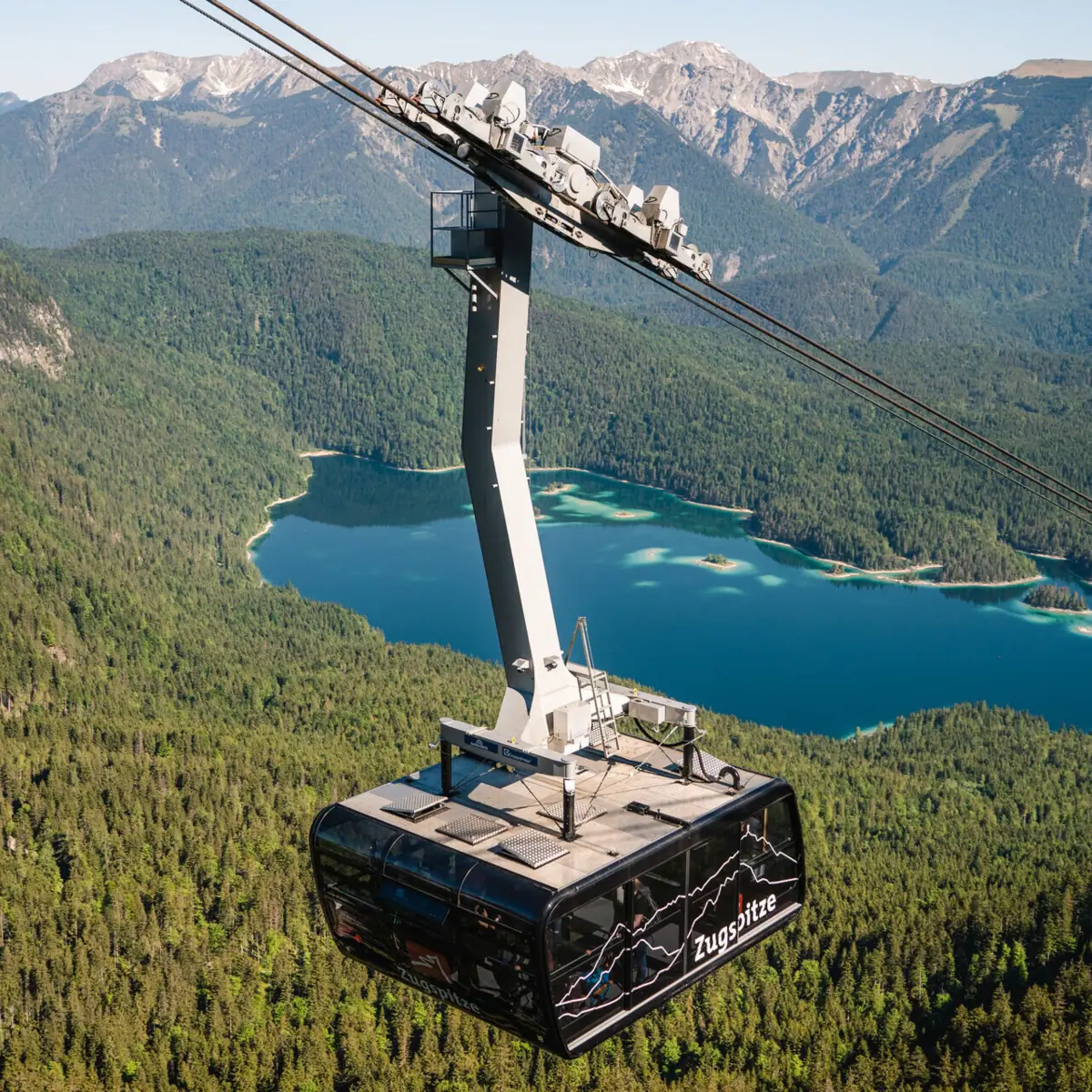 Zwei Sehenswürdigkeiten in Garmisch-Partenkirchen: Der Eibsee hinter der Zugspitzbahn.