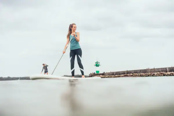 SUP auf der Ostsee Eine Frau und ein Mann auf einem Surfbrett.