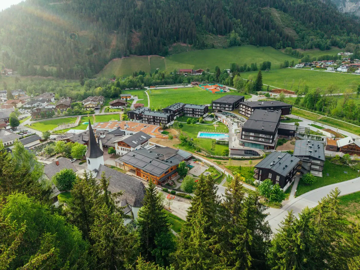 Eine Stadt mit vielen Gebäuden und einem Pool in der Mitte eines Tals.