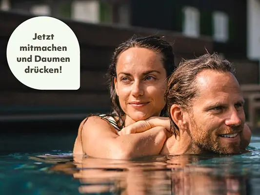 zwei Menschen im Pool mit Störer für aja WM-Gewinnspiel