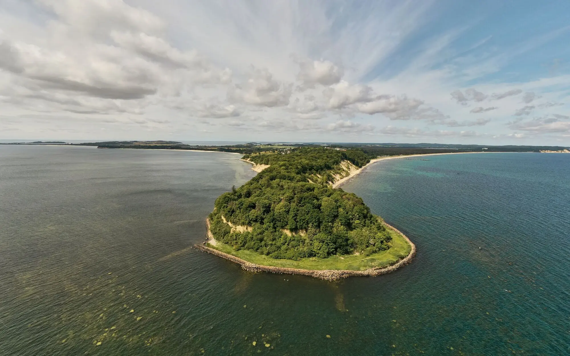 Eine Insel umgeben von Wasser.