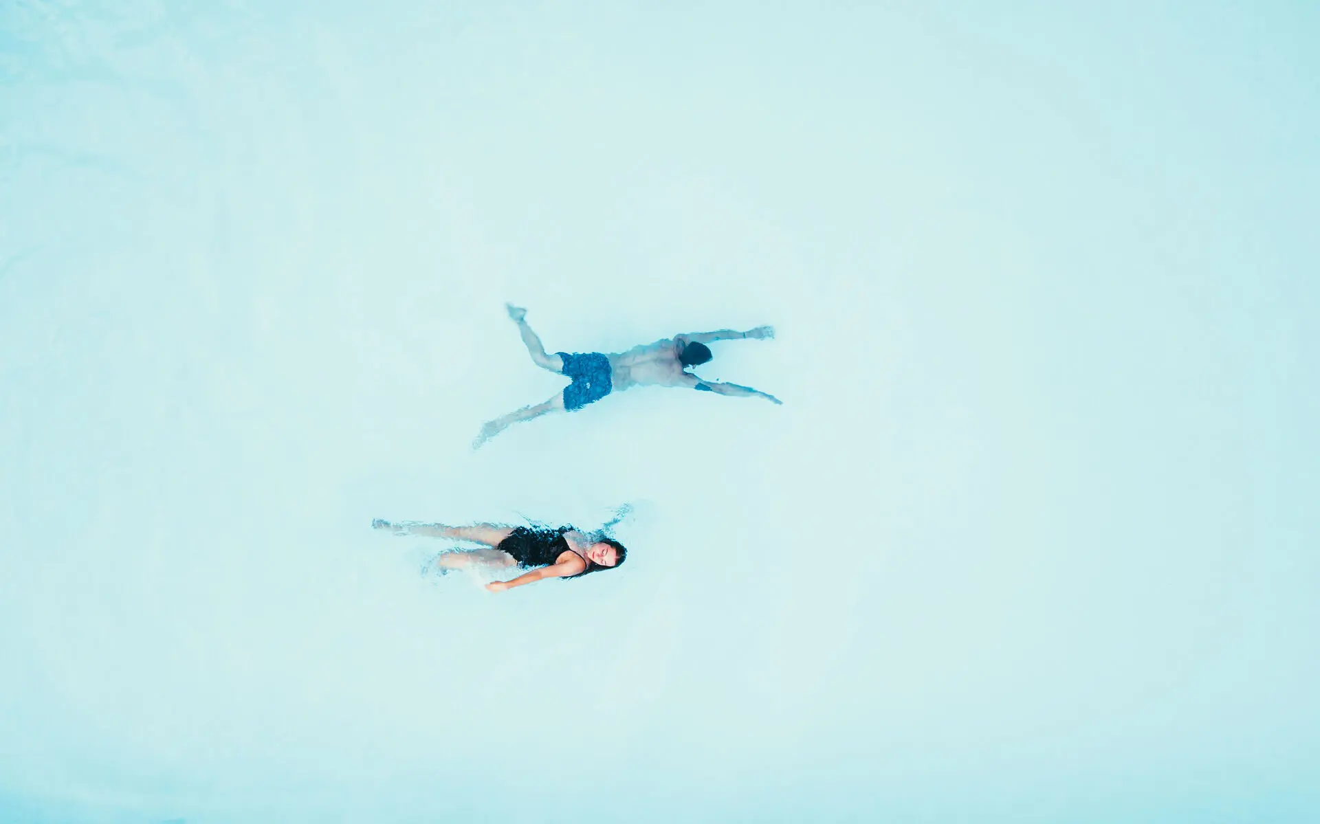Ein Mann und eine Frau schwimmen im Pool.