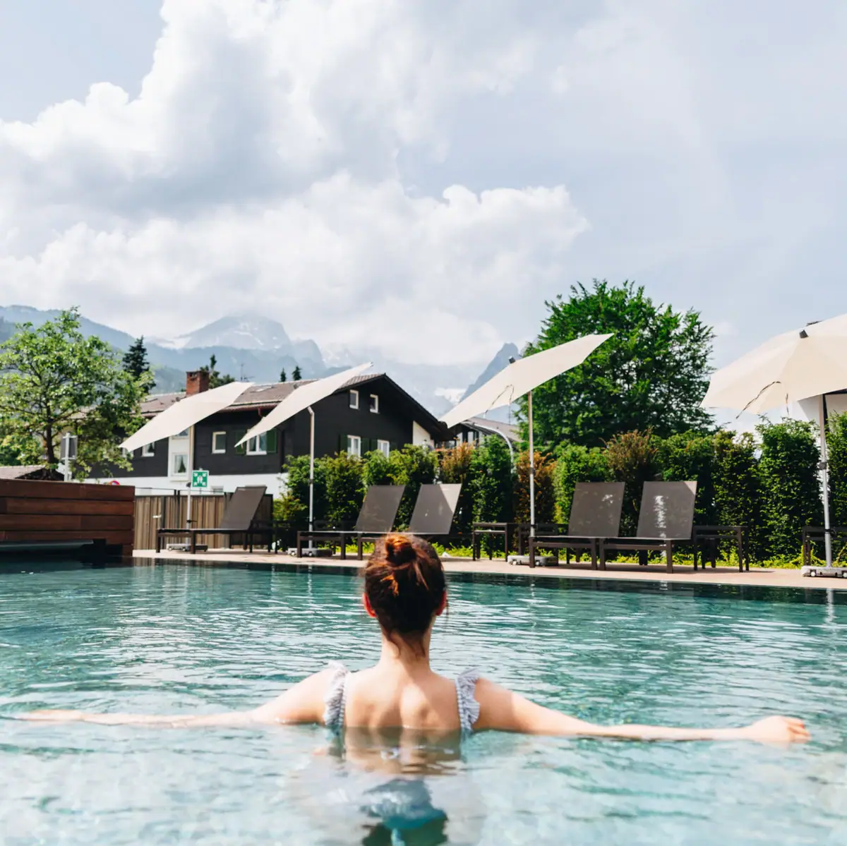 Eine Frau in einem Pool.