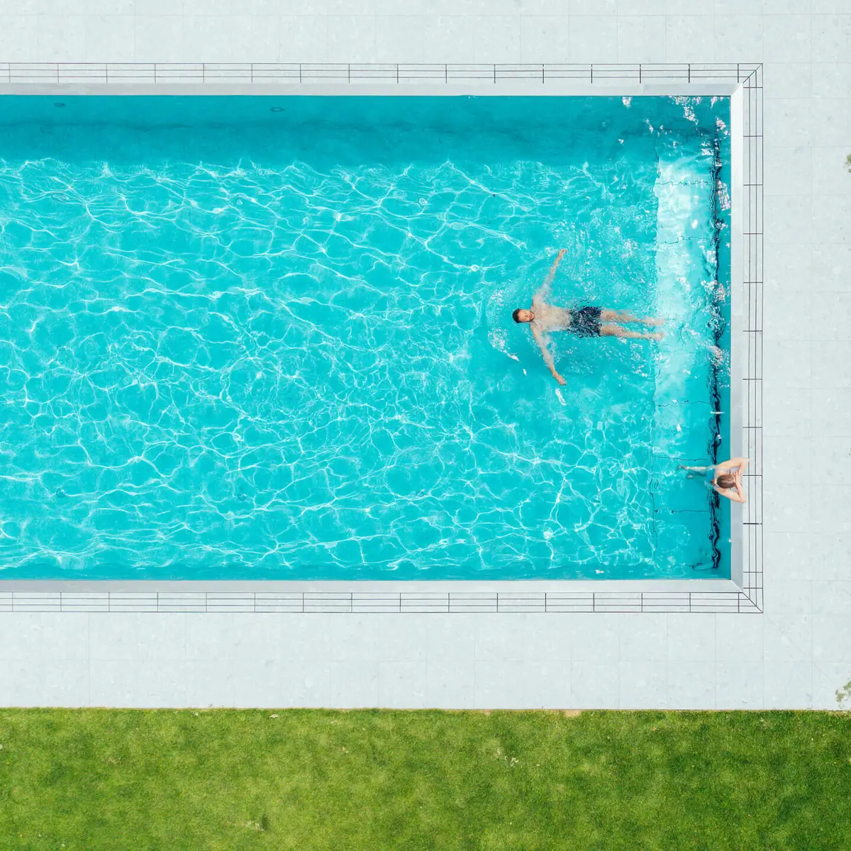 Eine Gruppe von Menschen schwimmt in einem Pool.