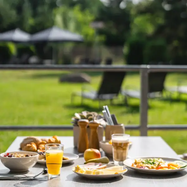Ein Frühstückstisch mit Essen darauf.