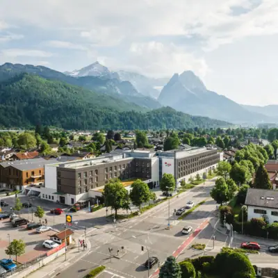 aja Garmisch-Partenkirchen Stadtansicht mit vielen Gebäuden und Bäumen.