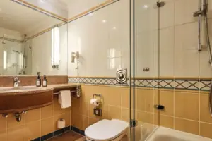 Badezimmer Badezimmer mit Dusche und Toilette