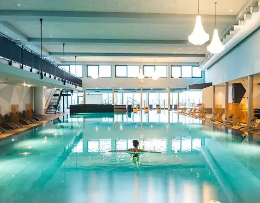 Eine Frau in einem Schwimmbecken.