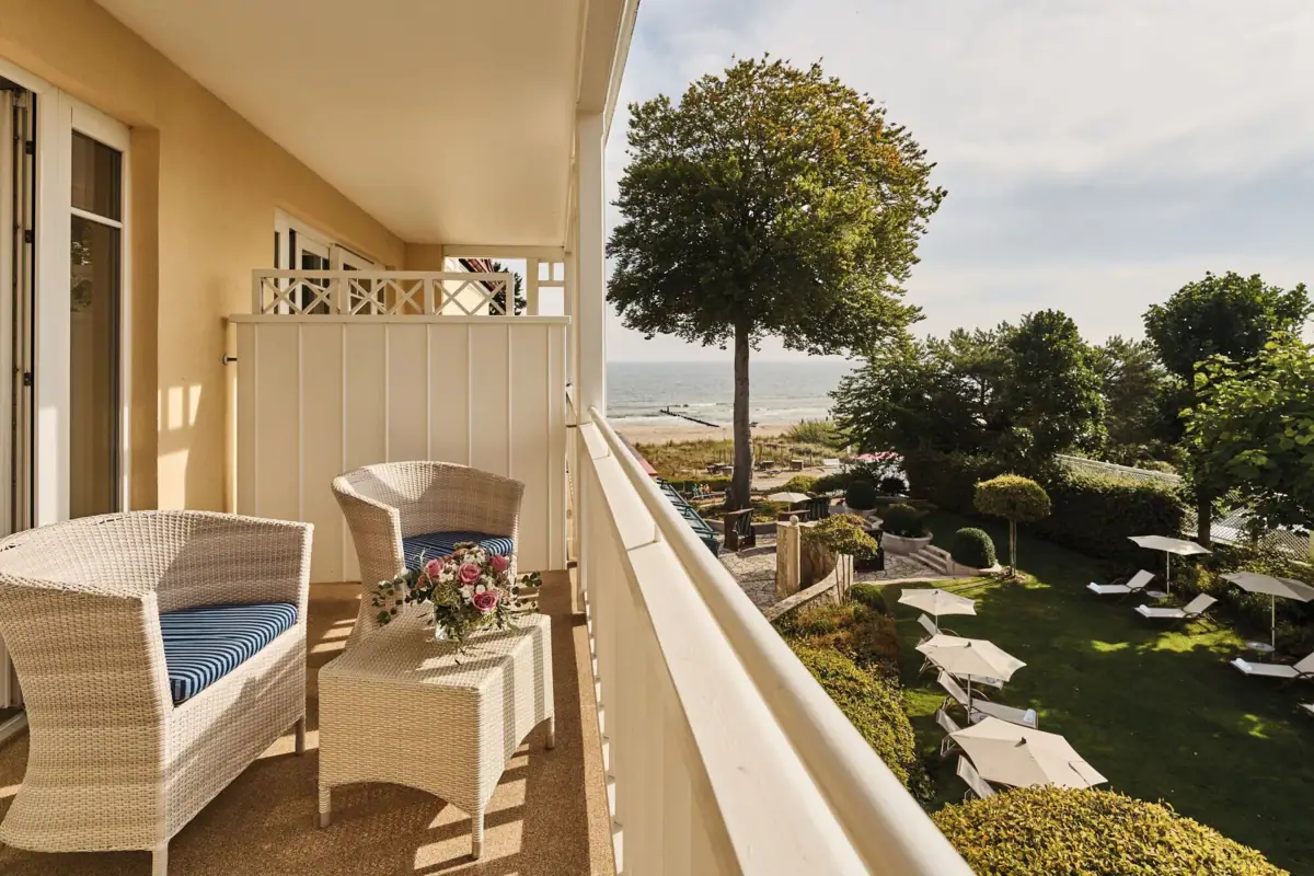 Ein Balkon mit Stühlen und einem Tisch.