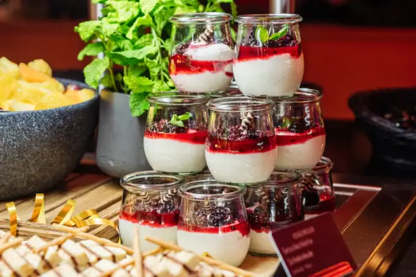Eine Auswahl an Desserts in Gläsern auf einem Tisch.