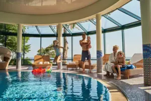 Eine Gruppe von Menschen am Pool.