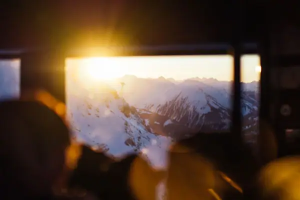 Sonnenaufgang Sonne scheint durch ein Fenster in einer Berglandschaft
