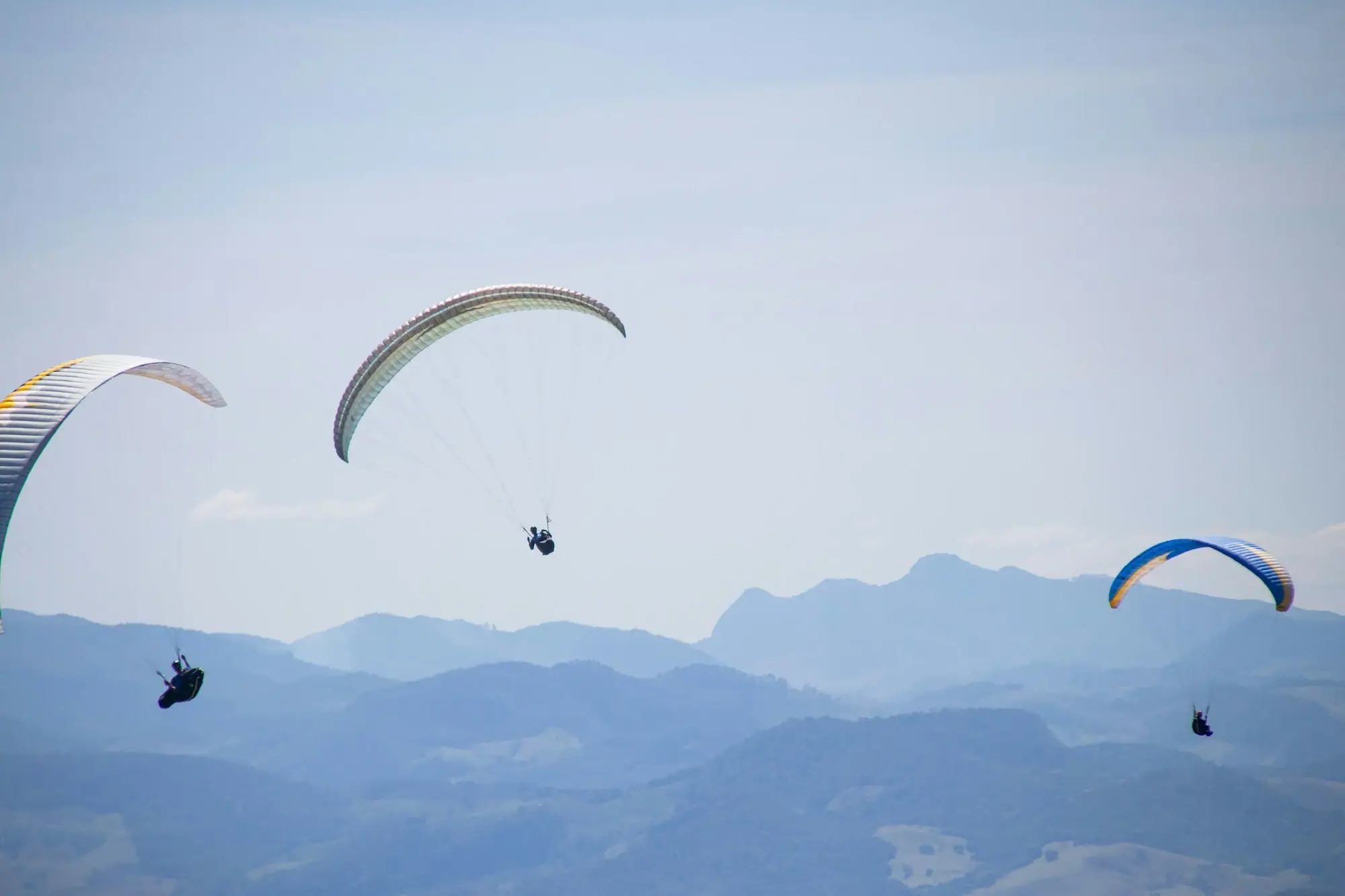 Paraglider Eine Gruppe von Menschen beim Paragleiten am Himmel.