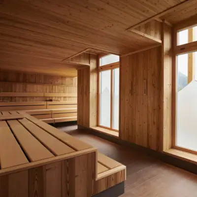Finnische Sauna im aja Ruhpolding Ein Raum mit einer Holzbank und Fenstern.