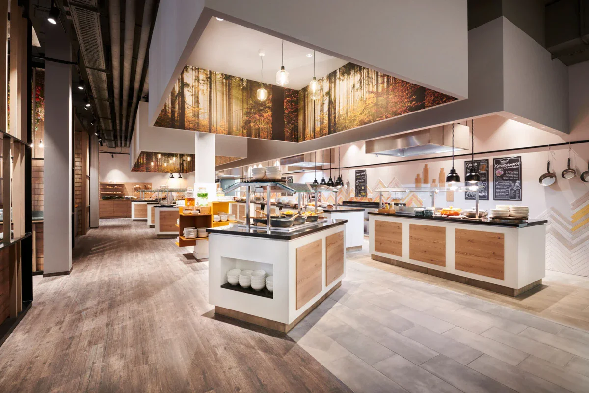 Buffetstationen im aja Restaurant in Ruhpolding Ein Restaurant mit Essen auf der Theke.