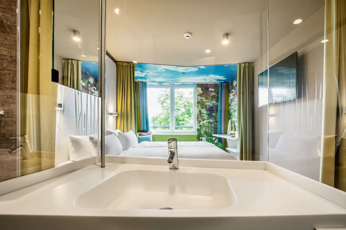 Ein Waschbecken in einem Raum mit Wand und Armatur.