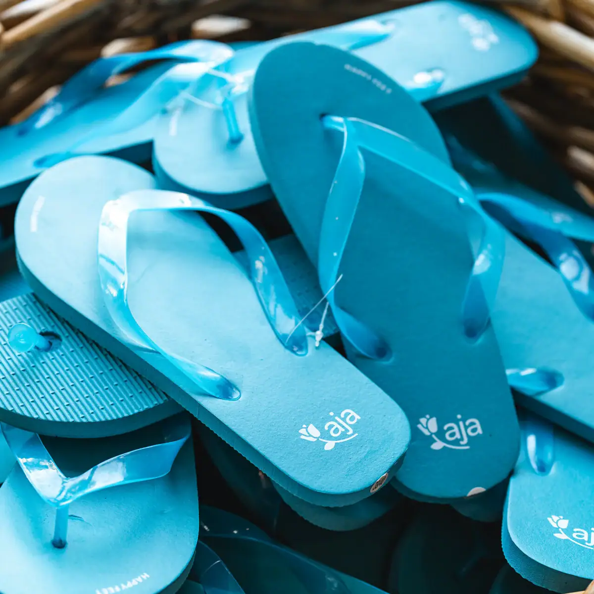 Ein Korb mit blauen Flip-Flops.