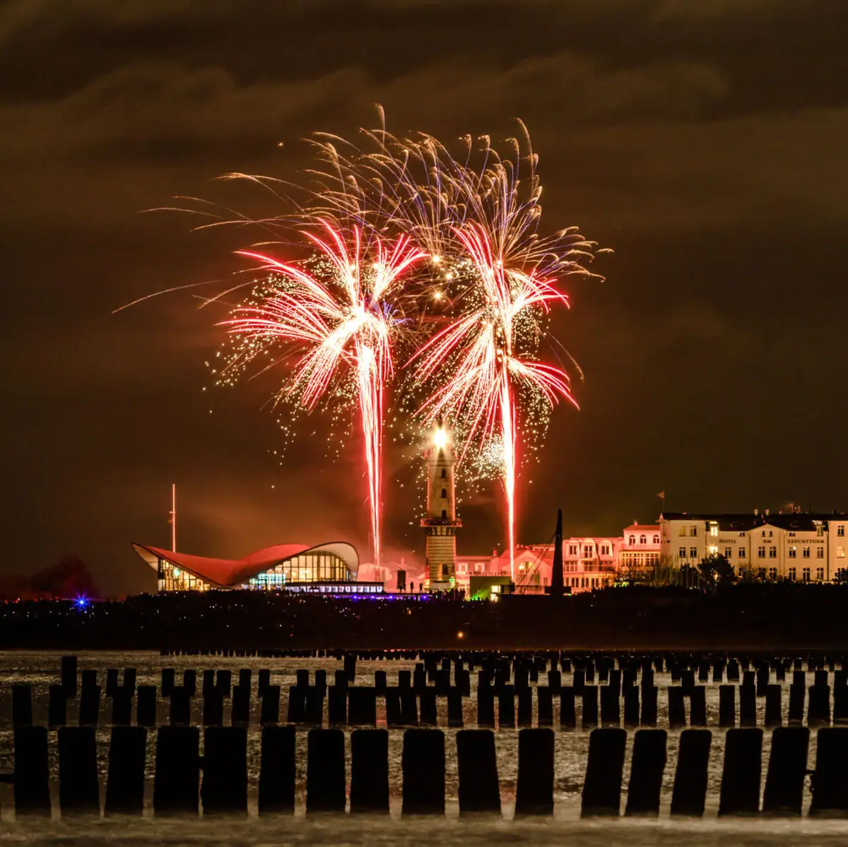 Feuerwerk am Nachthimmel über der Stadt.