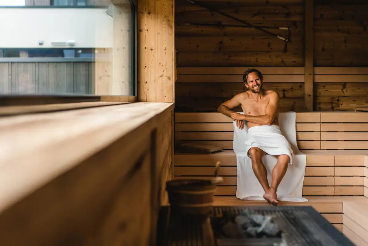 Sauna Ein Mann sitzt in einer Sauna.