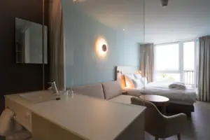 Doppelzimmer Ein Zimmer mit einem Bett und einem Sofa.