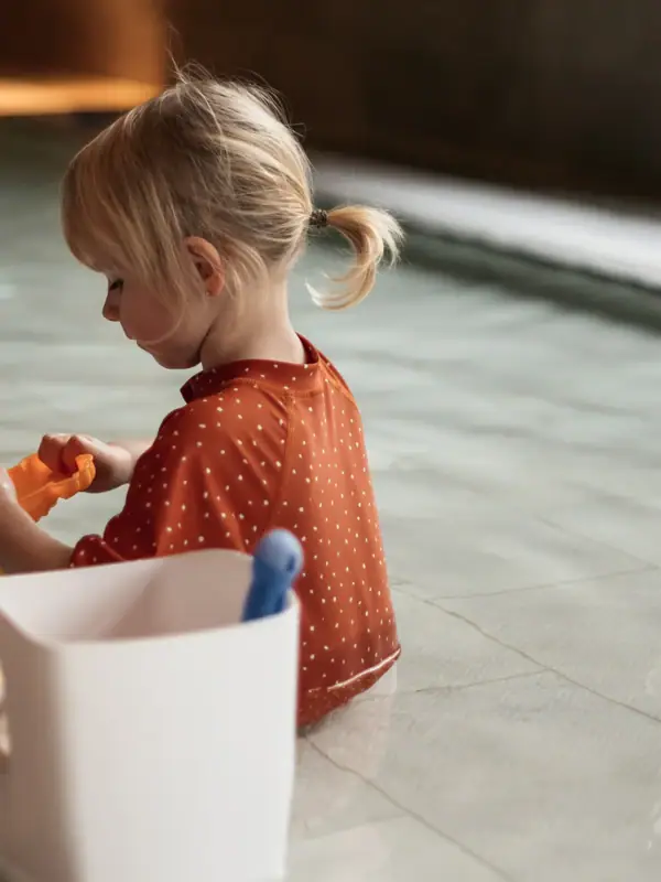 Ein Mädchen spielt in einem Pool.