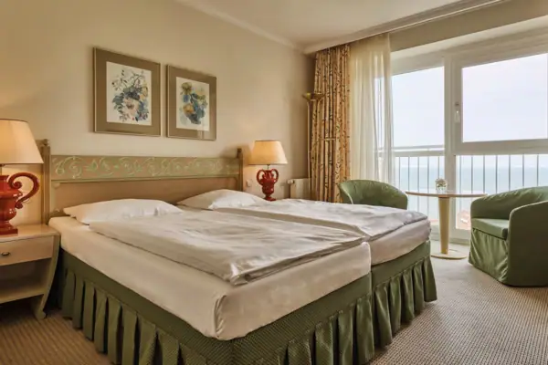 Zimmer Ein Hotelzimmer mit einem Bett und einem Fenster.