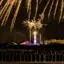 Feuerwerk über Warnemünde am Himmel während Silvester.