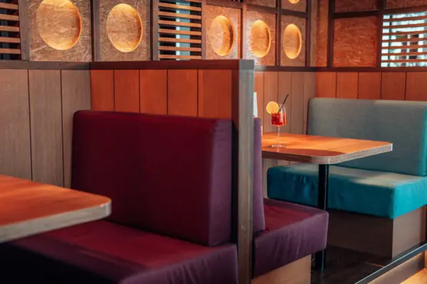 Ein Tisch und Stühle in einem Restaurant.