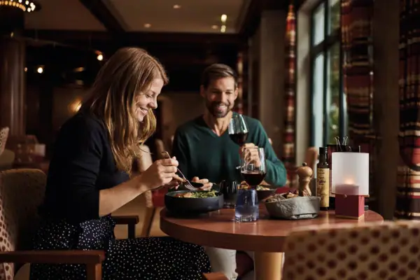 Ein Mann und eine Frau essen an einem Tisch.