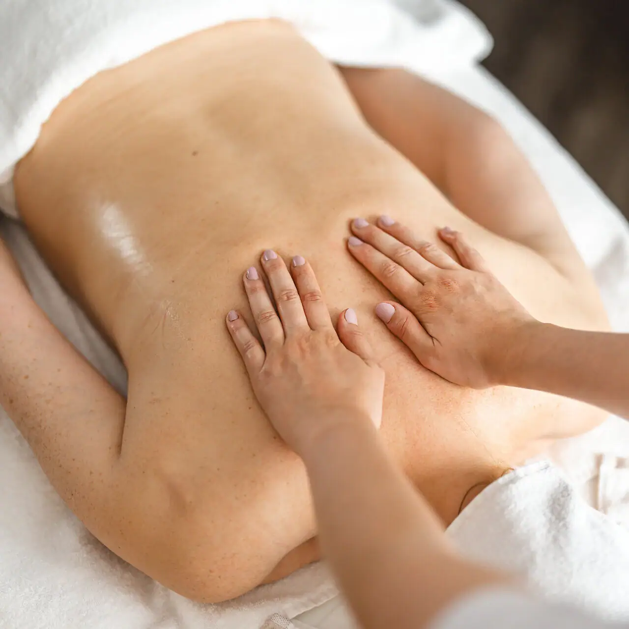 Massage Eine Person erhält eine Rückenmassage.