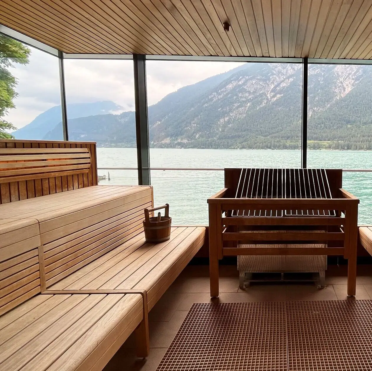 Eie Sauna mit Blick auf den Achensee und Berge.