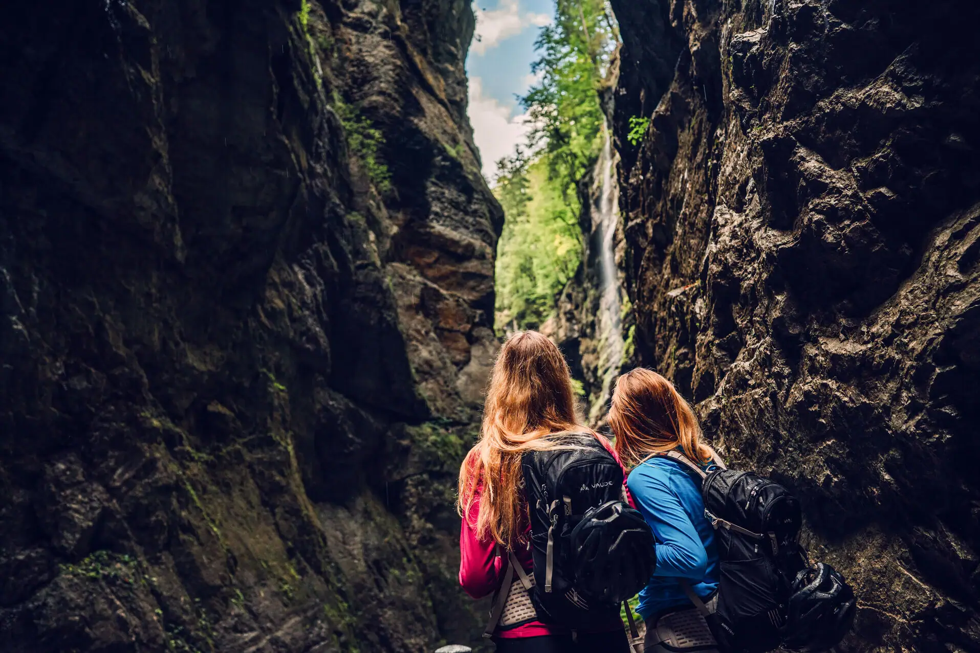 Partnachklamm Zwei Frauen stehen in der Partnachklamm beim Wandern.