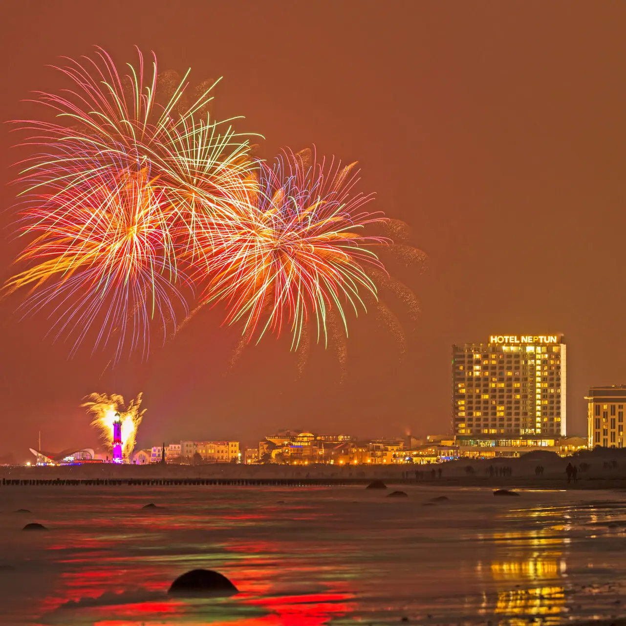 Feuerwerk über einem Strand bei Nacht