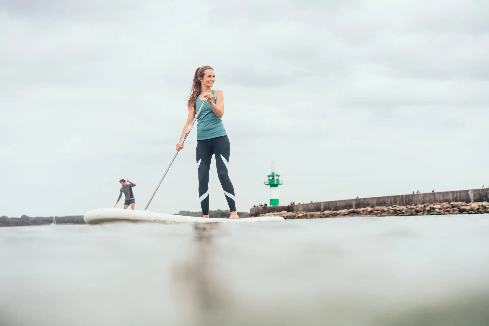 SUP auf der Ostsee Eine Frau und ein Mann auf einem Surfbrett.