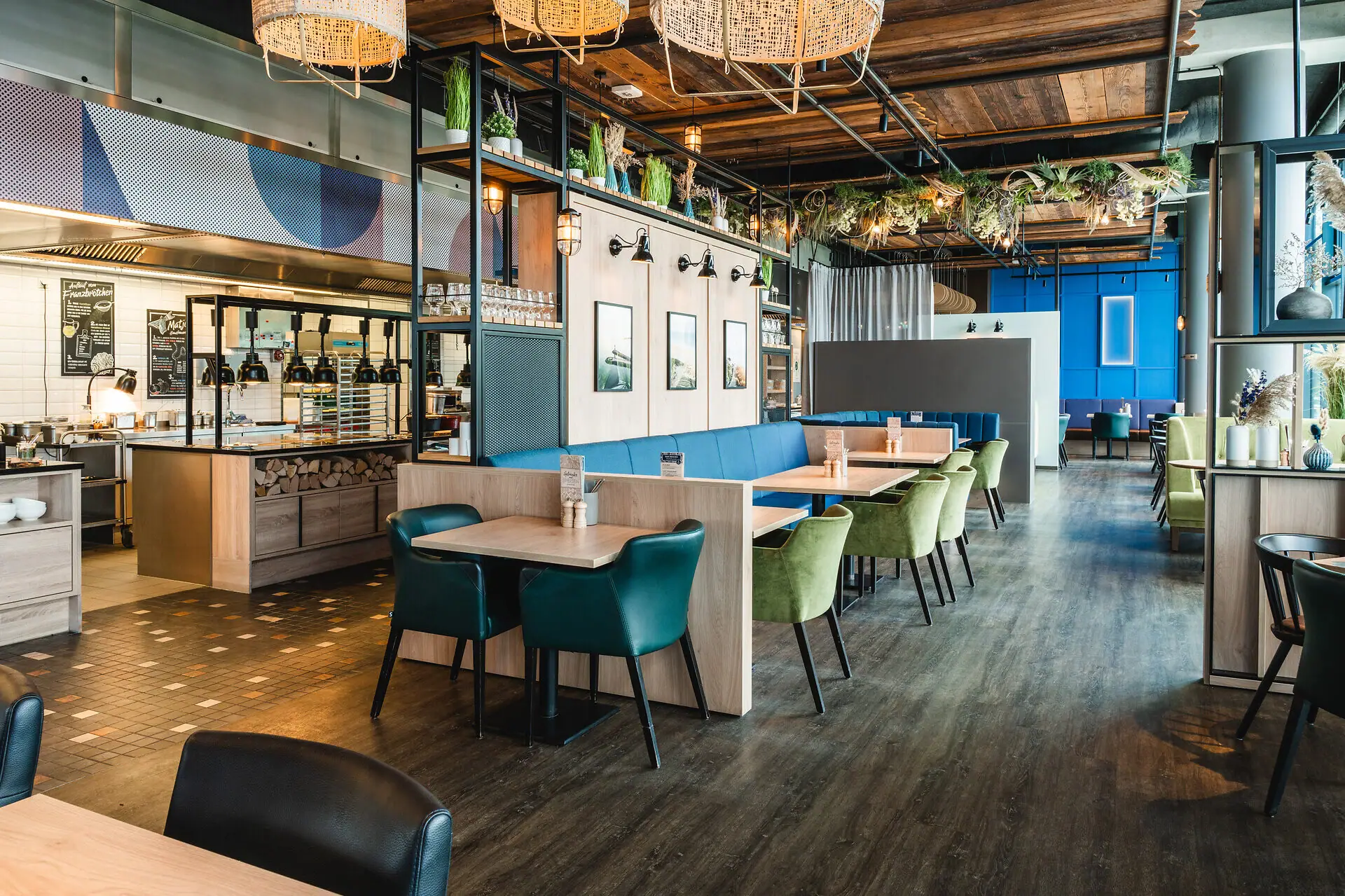 Ein Restaurant mit Tischen und Stühlen.