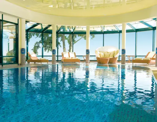 Ein Innenpool mit Stühlen und einer großen Decke.