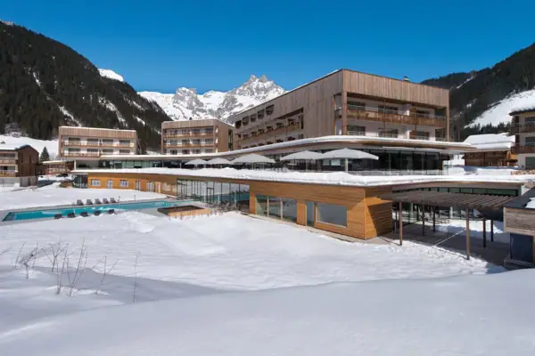 Ein Gebäude mit Pool im Schnee.
