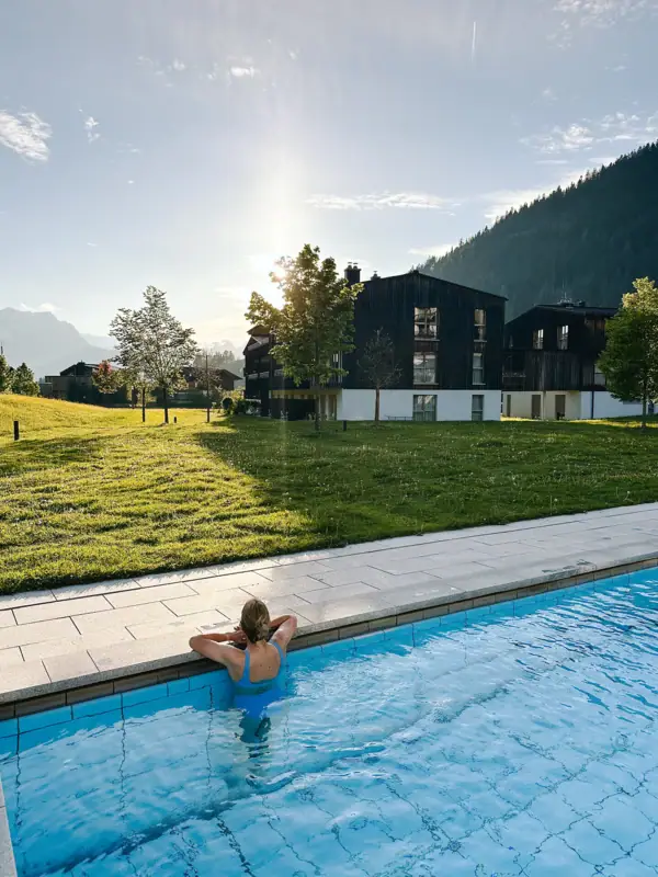 Eine Frau schwimmt in einem Pool.