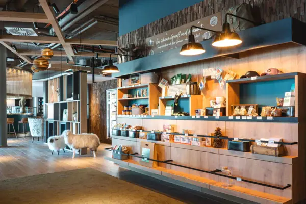 Ein Deko-Schaf in einem Shop.