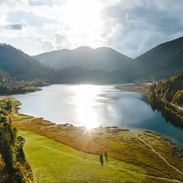 Chiemgau Ein See, umgeben von Bergen.