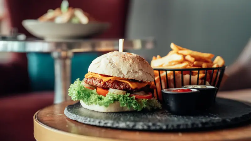 Burger und Pommes auf einem Tisch