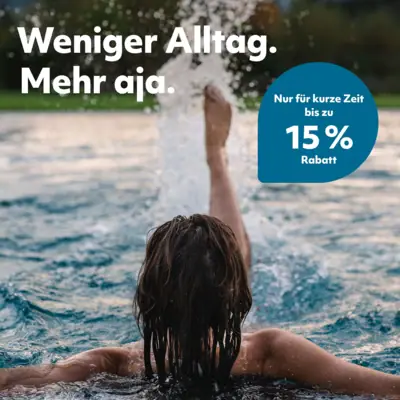 Eine Frau schwimmt im Wasser.
