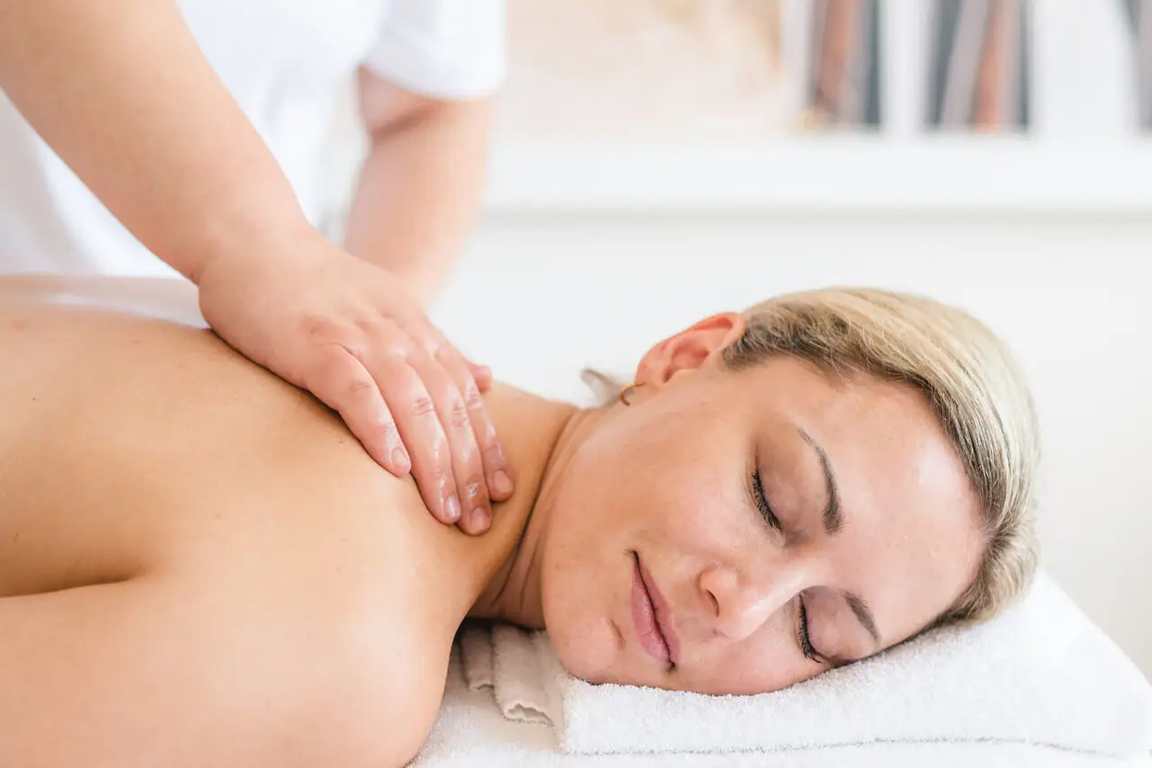 aja SPA Cards Eine Frau liegt mit geschlossenen Augen auf einem weißen Handtuch.