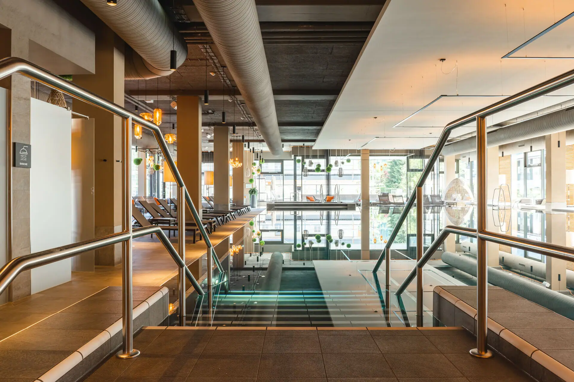 Innenpool Großes Hallenbad mit Treppen und Handlauf.