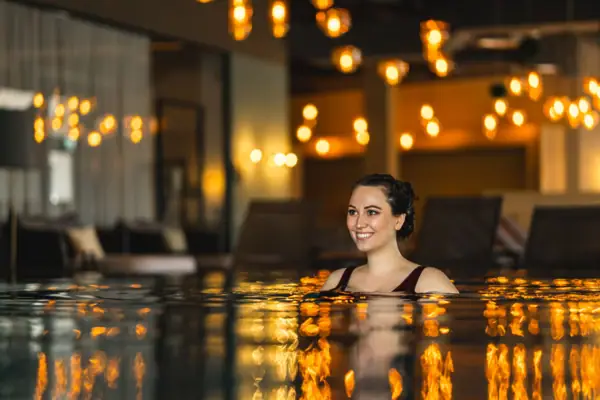 Innenpool Eine Frau lächelnd im Pool.