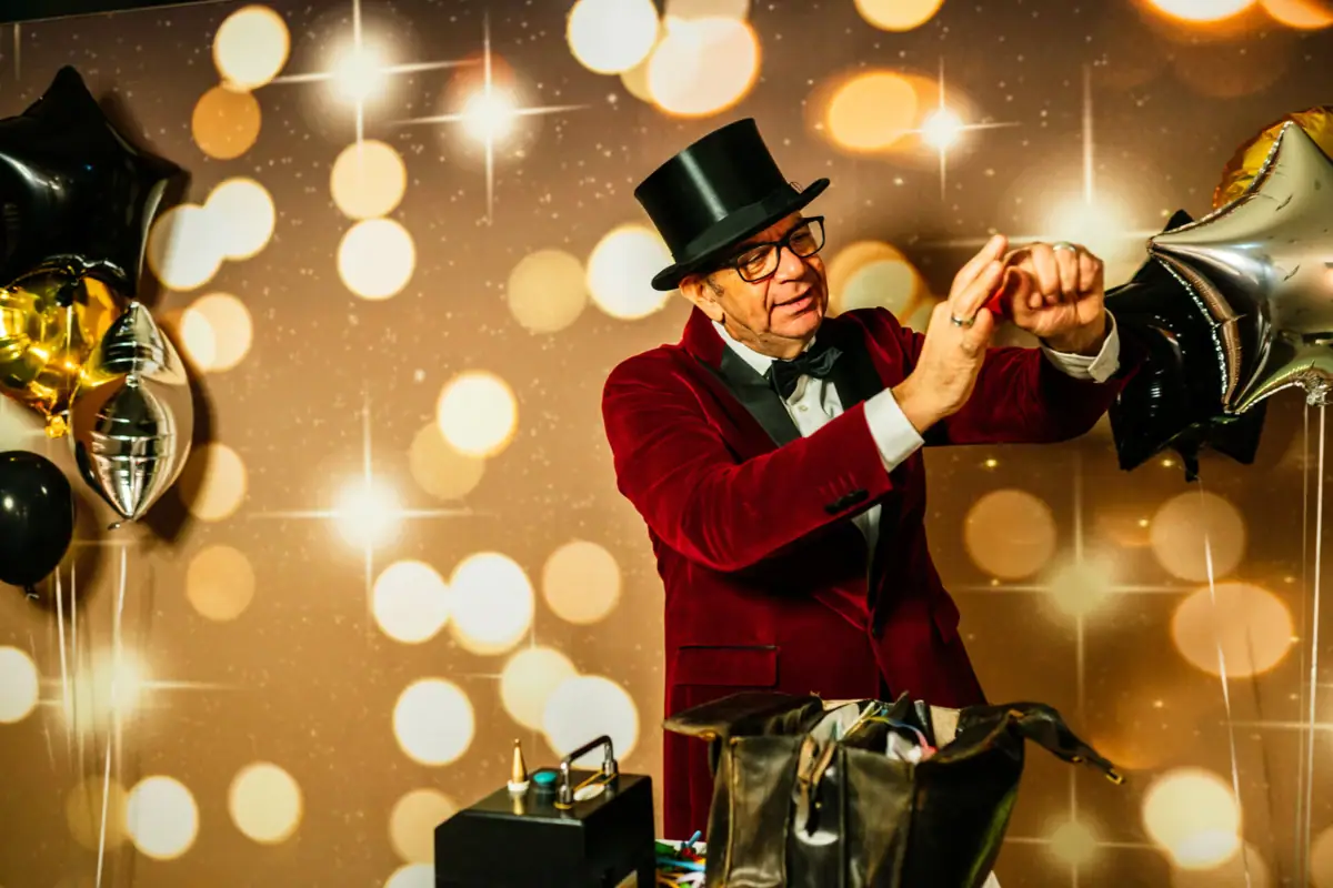 Ein Mann in einem roten Anzug und Zylinder.