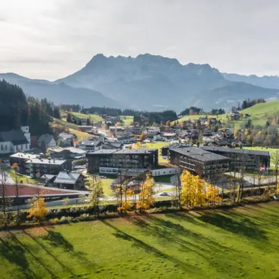 Eine Stadt in einem Tal mit Bergen im Hintergrund.