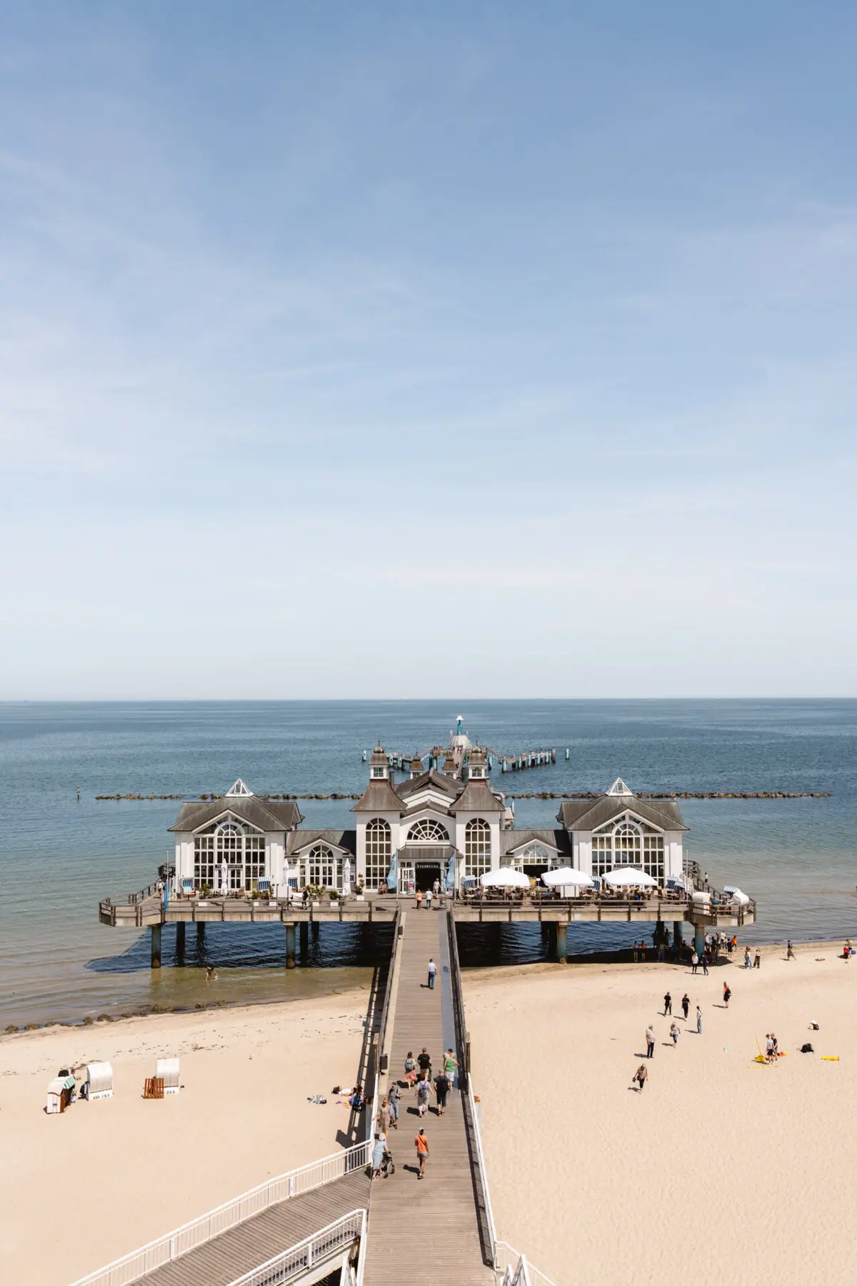 Die Seebrücke Sellin am Ostseestrand von Rügen.